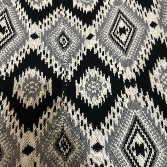 Romeo & Juliet Couture Monochrome Knit Vest - Picture 4 of 4